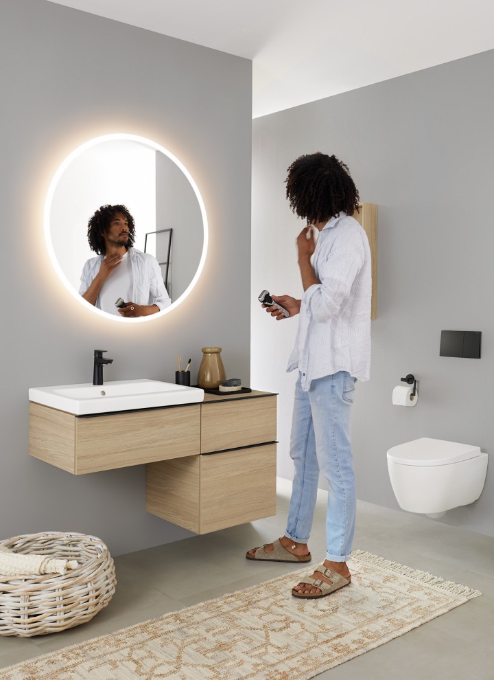 Miroir Geberit Option rond avec meubles de salle de bains et céramiques de la série salle de bains Geberit iCon