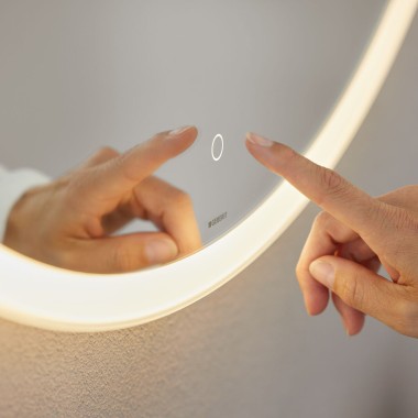 Hand bedient Touchsensor am Spiegel Geberit Option Round (© Geberit)