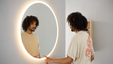 Homme se regardant dans le miroir Option rond