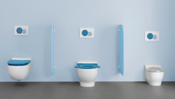 Toilettes de la série Geberit Bambini avec couvercles de WC et plaques de déclenchement colorés