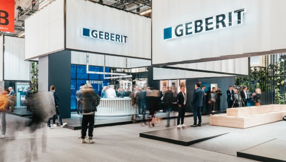 Messestand von Geberit mit Besuchern