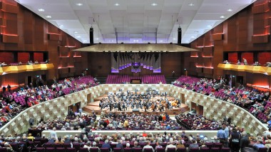 Des représentations musicales de tous styles ont lieu dans la grande salle de concert (© Plotvis et Kraaijvanger Architecten)