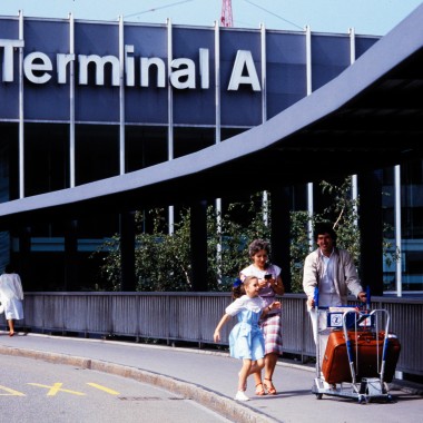 Fussgänger vor dem Terminal A im Jahr 1985 (© Swissair)